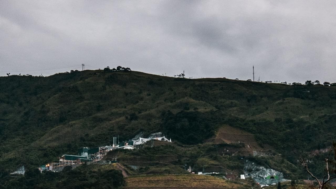 Instalación minera en una región montañosa
